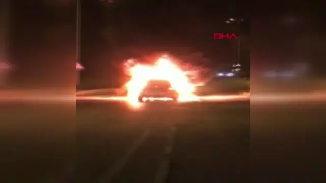 İSTANBUL-ATAŞEHİR'DE LÜKS OTOMOBİL ALEV ALEV YANDI İSTANBUL-ATAŞEHİR'DE LÜKS OTOMOBİL ALEV ALEV YANDI
