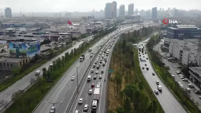İstanbul'da tam kapanmaya rağmen trafik yoğunluğu! İstanbul'da tam kapanmaya rağmen trafik yoğunluğu!