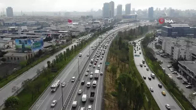 İstanbul'da tam kapanmaya rağmen trafik yoğunluğu! İstanbul'da tam kapanmaya rağmen trafik yoğunluğu!