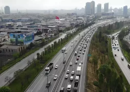 İstanbul'da tam kapanmaya rağmen trafik yoğunluğu! İstanbul'da tam kapanmaya rağmen trafik yoğunluğu!