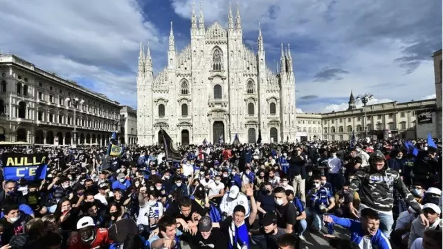 İtalya'da Covid: 30 bin Inter taraftarının Milano sokaklarındaki kutlamaları kaygı yarattı, 'biyolojik bomba' yorumu yapıldı İtalya'da Covid: 30 bin Inter taraftarının Milano sokaklarındaki kutlamaları kaygı yarattı, 'biyolojik bomba' yorumu yapıldı
