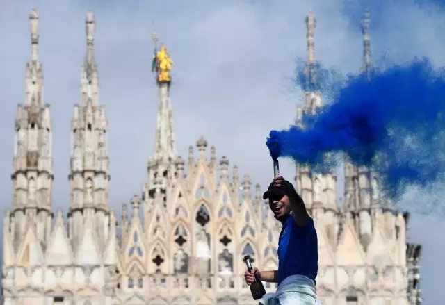 İtalya'da Covid: 30 bin Inter taraftarının Milano sokaklarındaki kutlamaları kaygı yarattı, 'biyolojik bomba' yorumu yapıldı İtalya'da Covid: 30 bin Inter taraftarının Milano sokaklarındaki kutlamaları kaygı yarattı, 'biyolojik bomba' yorumu yapıldı