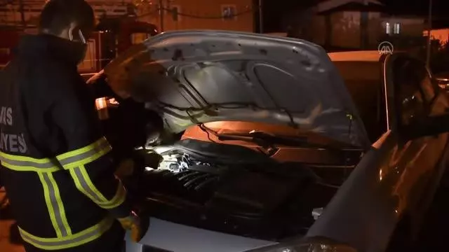 İtfaiye ekipleri ve mahalleli, otomobilin motor kısmına giren kedi yavrusu için seferber oldu İtfaiye ekipleri ve mahalleli, otomobilin motor kısmına giren kedi yavrusu için seferber oldu