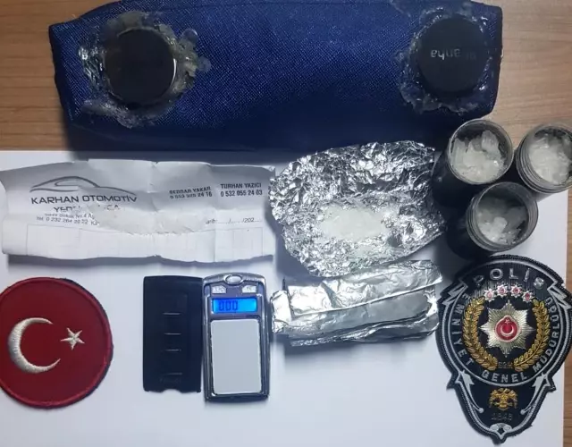 İzmir'de otomobilin altında gizlenmiş özel mıknatıslı kalemlik içerisinde uyuşturucu madde bulundu İzmir'de otomobilin altında gizlenmiş özel mıknatıslı kalemlik içerisinde uyuşturucu madde bulundu