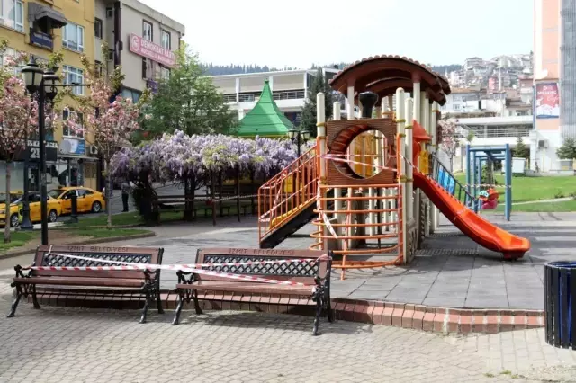 İzmit'te tüm sosyal alanlar şeritlerle kapatıldı İzmit'te tüm sosyal alanlar şeritlerle kapatıldı