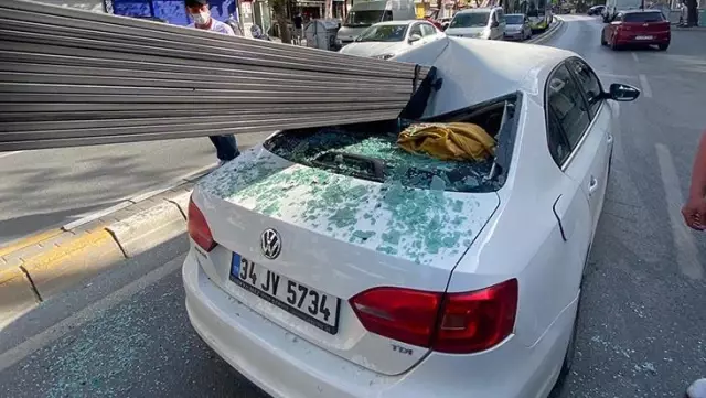 Kamyonette taşınan demir çubuklar, öndeki otomobile saplandı! 3 kişi ölümden kıl payı kurtuldu Kamyonette taşınan demir çubuklar, öndeki otomobile saplandı! 3 kişi ölümden kıl payı kurtuldu