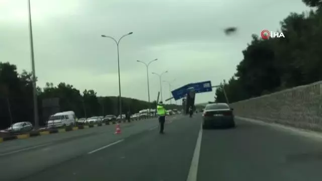 Kamyonun damperi yol işaret tabelasında asılı kaldı Kamyonun damperi yol işaret tabelasında asılı kaldı