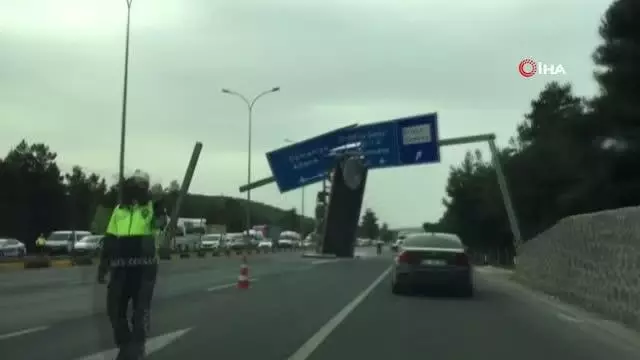 Kamyonun damperi yol işaret tabelasında asılı kaldı Kamyonun damperi yol işaret tabelasında asılı kaldı