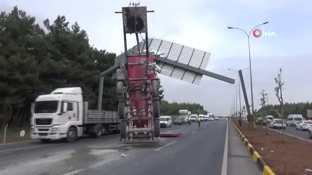 Kamyonun damperi yol işaret tabelasında asılı kaldı Kamyonun damperi yol işaret tabelasında asılı kaldı