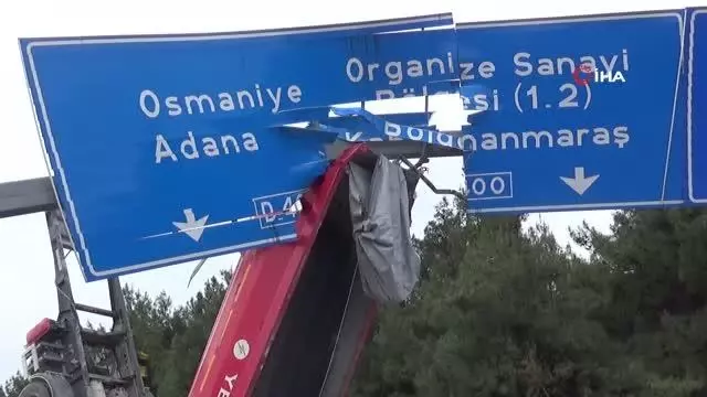 Kamyonun damperi yol işaret tabelasında asılı kaldı Kamyonun damperi yol işaret tabelasında asılı kaldı