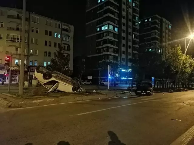 İki otomobil çarpıştı: 1'i ağır 6 yaralı İki otomobil çarpıştı: 1'i ağır 6 yaralı