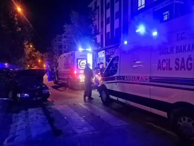 İki otomobil çarpıştı: 1'i ağır 6 yaralı İki otomobil çarpıştı: 1'i ağır 6 yaralı