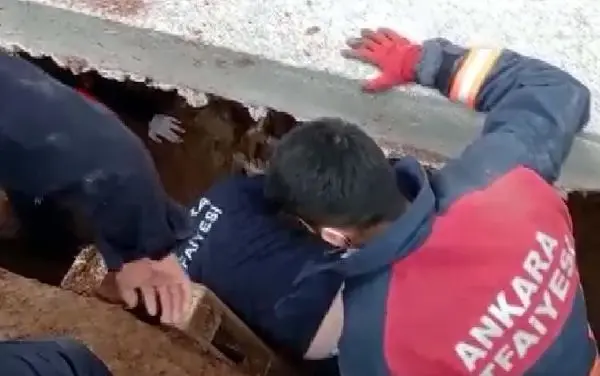 ANKARA KAZDIĞI ÇUKURA DÜŞEN KİŞİ, 2,5 SAATTE KURTARILDI ANKARA KAZDIĞI ÇUKURA DÜŞEN KİŞİ, 2,5 SAATTE KURTARILDI