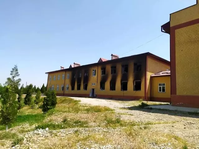 - Kırgızistan-Tacikistan sınırındaki çatışmada ateş altında kalan Kırgız köyleri görüntülendi - Kırgızistan-Tacikistan sınırındaki çatışmada ateş altında kalan Kırgız köyleri görüntülendi
