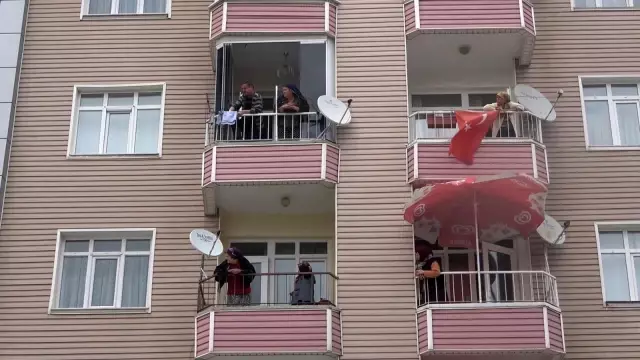 Kırıkkale'de vatandaşlar ağaç yangınını film izler gibi izledi Kırıkkale'de vatandaşlar ağaç yangınını film izler gibi izledi