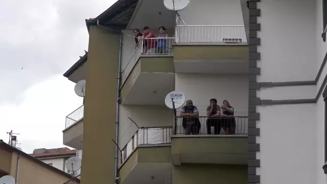 Kırıkkale'de vatandaşlar ağaç yangınını film izler gibi izledi Kırıkkale'de vatandaşlar ağaç yangınını film izler gibi izledi