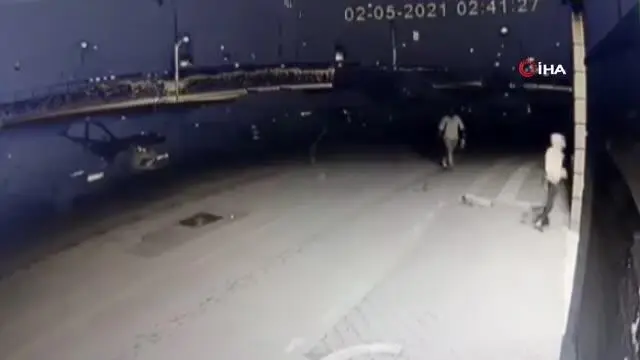 Son dakika haber | Kısıtlamayı ihlal eden gençler polisi görünce böyle kaçtı Son dakika haber | Kısıtlamayı ihlal eden gençler polisi görünce böyle kaçtı