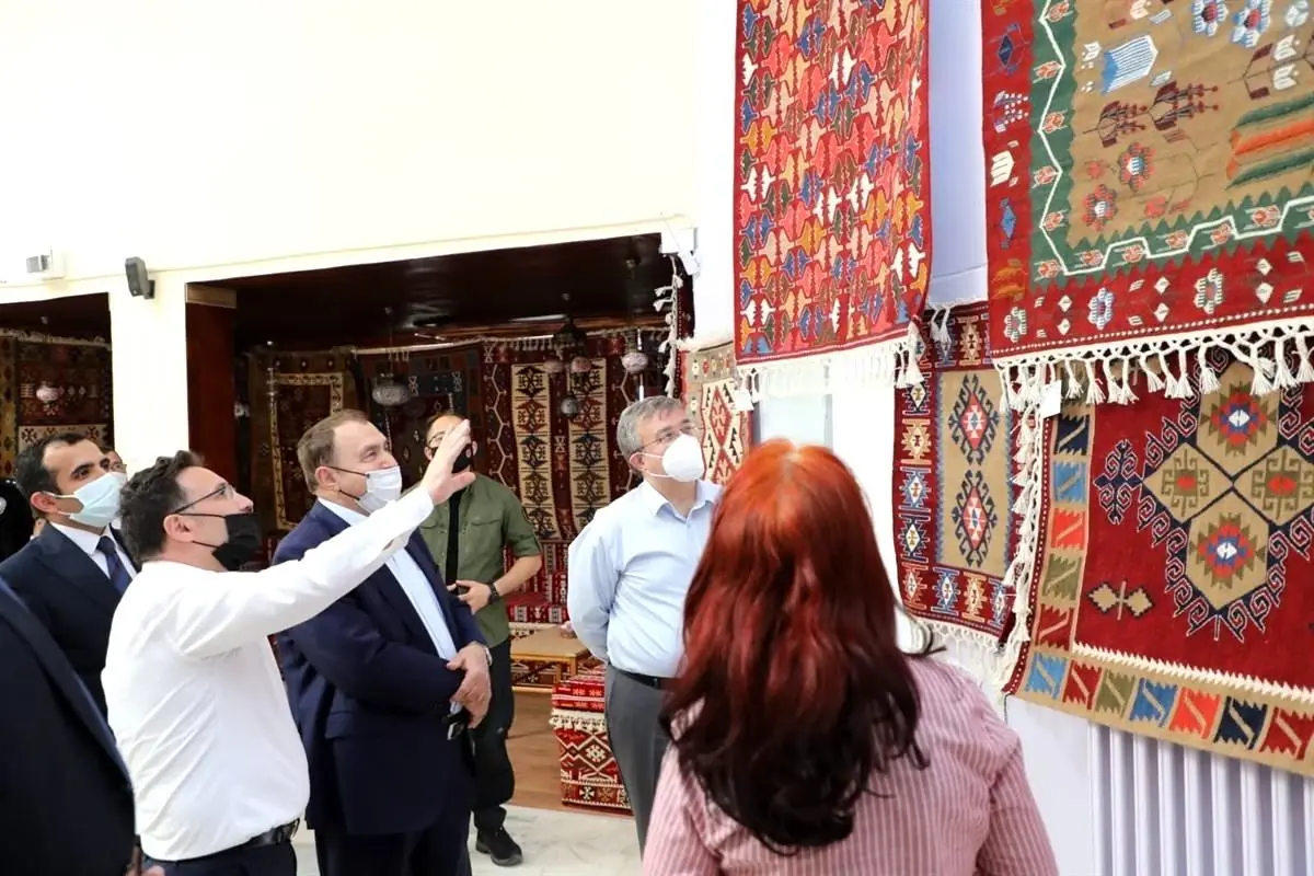 Kök boyalı Bayat kilimlerine hayran kaldılar