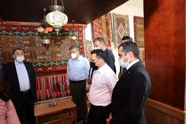 Kök boyalı Bayat kilimlerine hayran kaldılar Kök boyalı Bayat kilimlerine hayran kaldılar