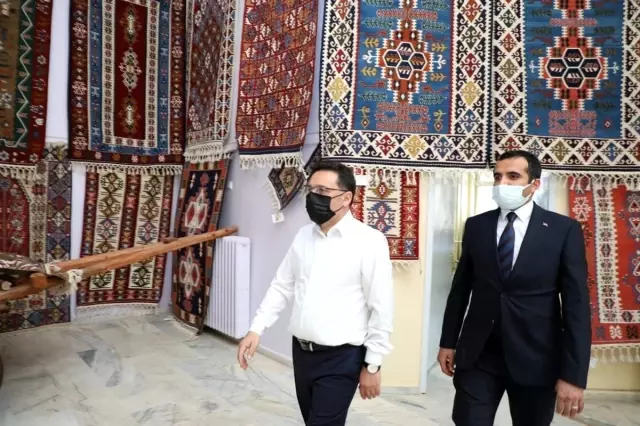 Kök boyalı Bayat kilimlerine hayran kaldılar Kök boyalı Bayat kilimlerine hayran kaldılar