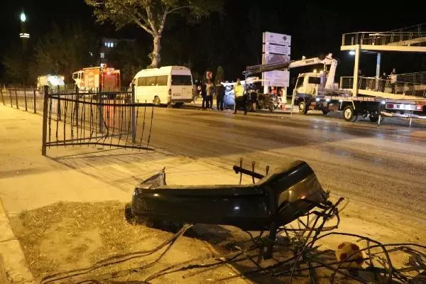DENİZLİ KONTROLDEN ÇIKAN OTOMOBİL KARŞI ŞERİTTEKİ MİNİBÜSLE ÇARPIŞTI: 1'İ AĞIR 2 YARALI DENİZLİ KONTROLDEN ÇIKAN OTOMOBİL KARŞI ŞERİTTEKİ MİNİBÜSLE ÇARPIŞTI: 1'İ AĞIR 2 YARALI