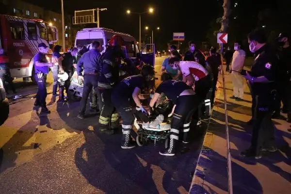 DENİZLİ KONTROLDEN ÇIKAN OTOMOBİL KARŞI ŞERİTTEKİ MİNİBÜSLE ÇARPIŞTI: 1'İ AĞIR 2 YARALI DENİZLİ KONTROLDEN ÇIKAN OTOMOBİL KARŞI ŞERİTTEKİ MİNİBÜSLE ÇARPIŞTI: 1'İ AĞIR 2 YARALI