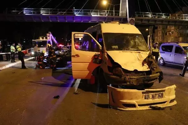 DENİZLİ KONTROLDEN ÇIKAN OTOMOBİL KARŞI ŞERİTTEKİ MİNİBÜSLE ÇARPIŞTI: 1'İ AĞIR 2 YARALI DENİZLİ KONTROLDEN ÇIKAN OTOMOBİL KARŞI ŞERİTTEKİ MİNİBÜSLE ÇARPIŞTI: 1'İ AĞIR 2 YARALI