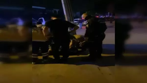 İSTANBUL-KÜÇÜKÇEKMECE'DE POLİSTEN KAÇAN ŞÜPHELİLER ATEŞ AÇTI, YOLDAN GEÇEN 2 KİŞİ YARALANDI İSTANBUL-KÜÇÜKÇEKMECE'DE POLİSTEN KAÇAN ŞÜPHELİLER ATEŞ AÇTI, YOLDAN GEÇEN 2 KİŞİ YARALANDI