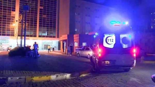 İSTANBUL-KÜÇÜKÇEKMECE'DE POLİSTEN KAÇAN ŞÜPHELİLER ATEŞ AÇTI, YOLDAN GEÇEN 2 KİŞİ YARALANDI İSTANBUL-KÜÇÜKÇEKMECE'DE POLİSTEN KAÇAN ŞÜPHELİLER ATEŞ AÇTI, YOLDAN GEÇEN 2 KİŞİ YARALANDI