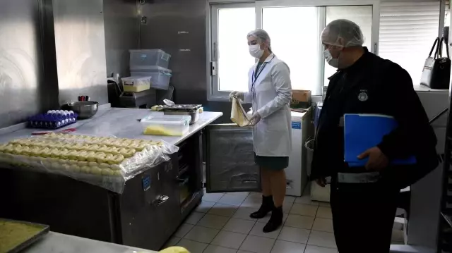 Kuşadası Belediyesi sağlıksız gıdaya geçit vermiyor Kuşadası Belediyesi sağlıksız gıdaya geçit vermiyor