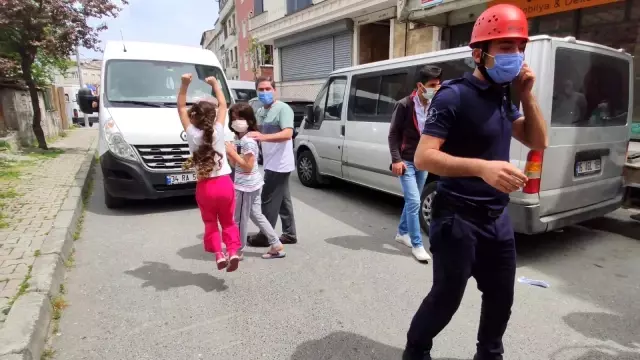 Mahsur kalan kuşun kurtarılmasına en çok onlar sevindi Mahsur kalan kuşun kurtarılmasına en çok onlar sevindi