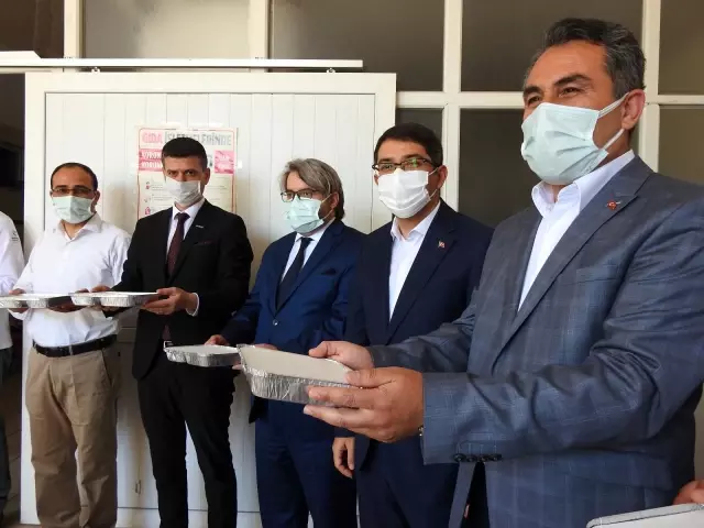 Manisa'da 8 STK'dan her gün 1000 kişiye sıcak iftar yemeği Manisa'da 8 STK'dan her gün 1000 kişiye sıcak iftar yemeği