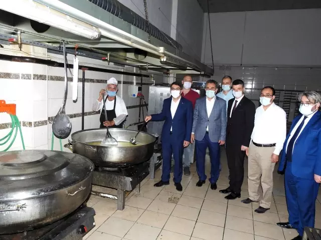 Manisa'da 8 STK'dan her gün 1000 kişiye sıcak iftar yemeği Manisa'da 8 STK'dan her gün 1000 kişiye sıcak iftar yemeği