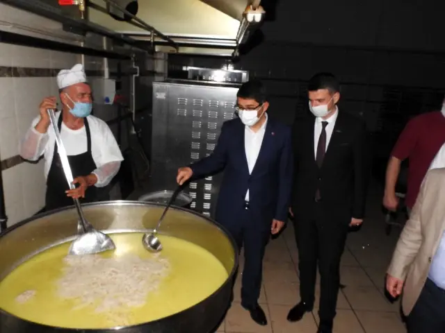 Manisa'da 8 STK'dan her gün 1000 kişiye sıcak iftar yemeği Manisa'da 8 STK'dan her gün 1000 kişiye sıcak iftar yemeği