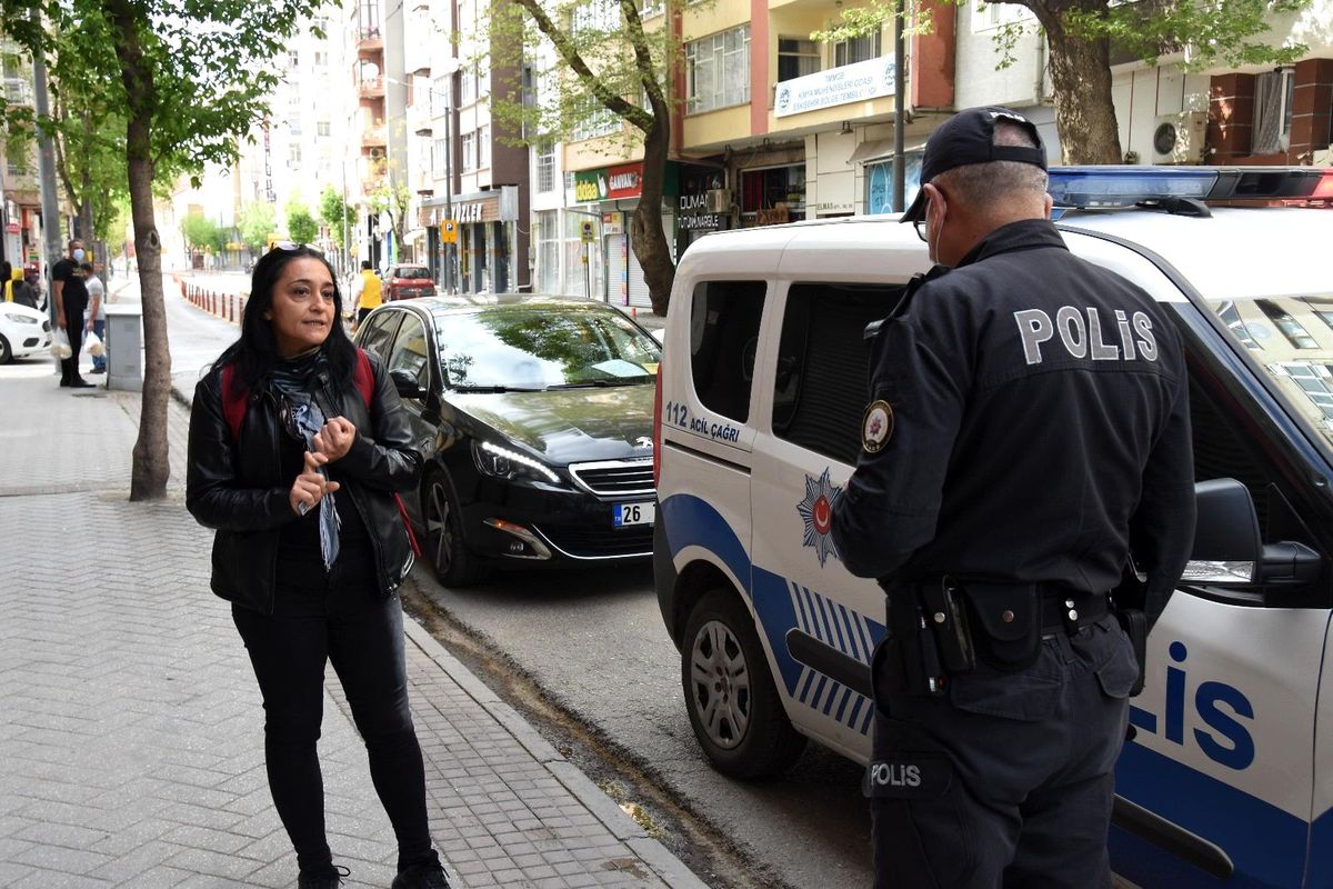 Sağlık çalışanı maskesiz alışverişe gitti, takmamakta diretince ortaya ilginç görüntüler çıktı