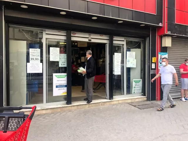 Sağlık çalışanı maskesiz alışverişe gitti, takmamakta diretince ortaya ilginç görüntüler çıktı Sağlık çalışanı maskesiz alışverişe gitti, takmamakta diretince ortaya ilginç görüntüler çıktı