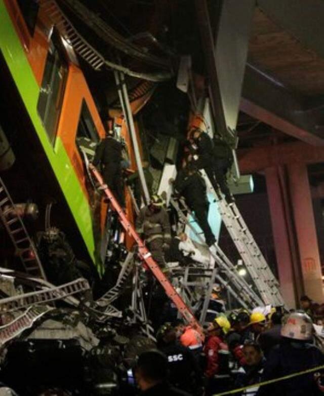Meksika'da metro üst geçidi çöktü, tren raydan çıktı! Faciada 15 kişi öldü, 70 kişi yaralandı Meksika'da metro üst geçidi çöktü, tren raydan çıktı! Faciada 15 kişi öldü, 70 kişi yaralandı