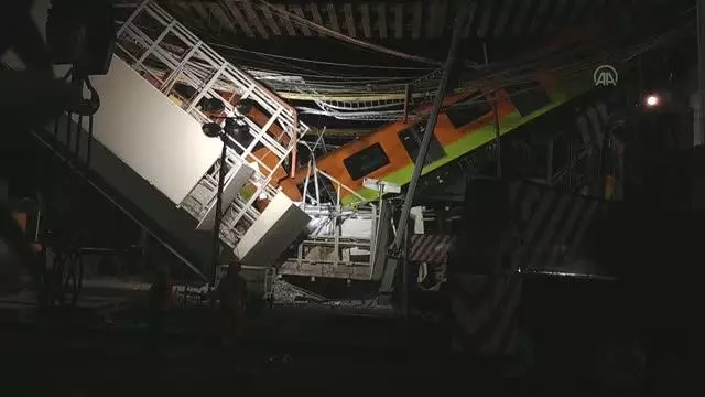 Meksika'da metro üst geçidinin yola çökmesi sonucu 23 kişi öldü Meksika'da metro üst geçidinin yola çökmesi sonucu 23 kişi öldü