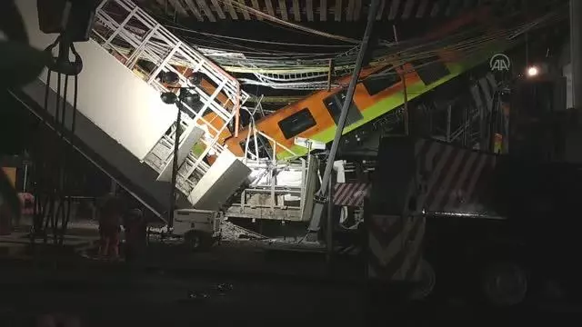 Meksika'da metro üst geçidinin yola çökmesi sonucu 23 kişi öldü Meksika'da metro üst geçidinin yola çökmesi sonucu 23 kişi öldü