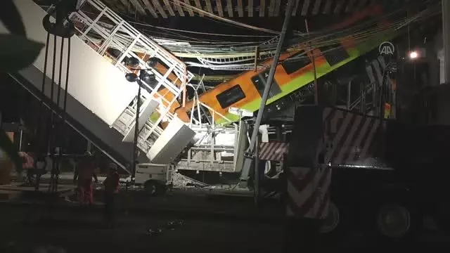 Meksika'da metro üst geçidinin yola çökmesi sonucu 23 kişi öldü Meksika'da metro üst geçidinin yola çökmesi sonucu 23 kişi öldü