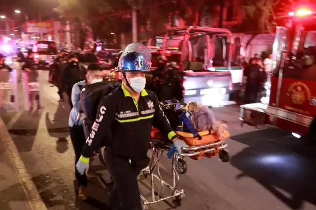 - Meksika'da üst geçit çöktü: 20 ölü - Meksika'da üst geçit çöktü: 20 ölü