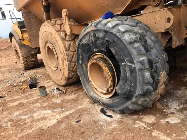 - Mermer ocağında greyder lastiği patladı : 1'i ağır 3 yaralı - Mermer ocağında greyder lastiği patladı : 1'i ağır 3 yaralı
