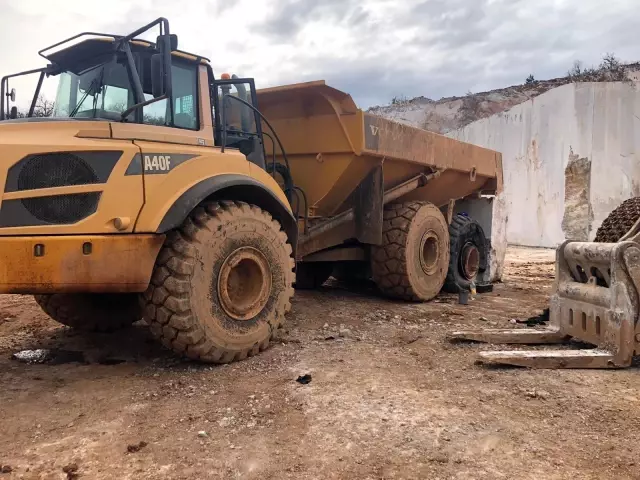 - Mermer ocağında greyder lastiği patladı : 1'i ağır 3 yaralı - Mermer ocağında greyder lastiği patladı : 1'i ağır 3 yaralı