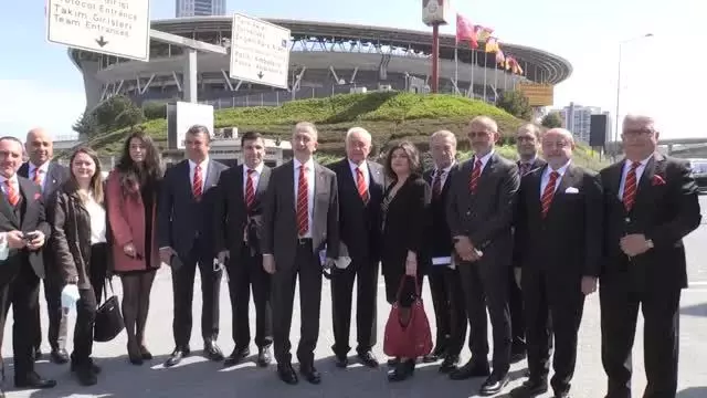 Metin Öztürk, Galatasaray Kulübü başkan adaylık dosyasını divan kuruluna verdi Metin Öztürk, Galatasaray Kulübü başkan adaylık dosyasını divan kuruluna verdi