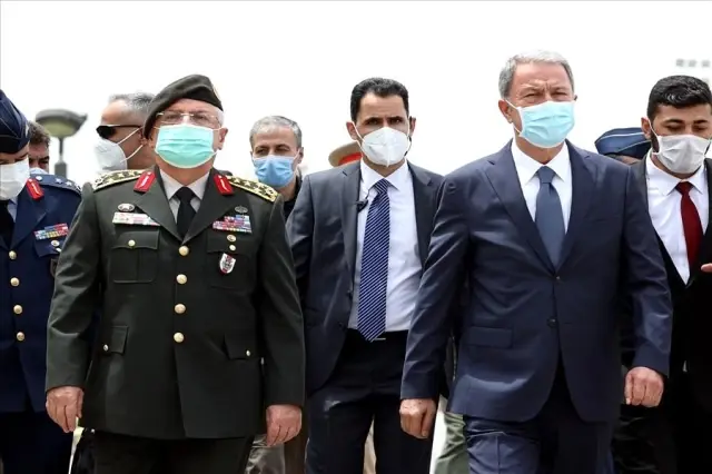 Milli Savunma Bakanı Akar Libya'daki Mehmetçik ile bir araya geldi Milli Savunma Bakanı Akar Libya'daki Mehmetçik ile bir araya geldi