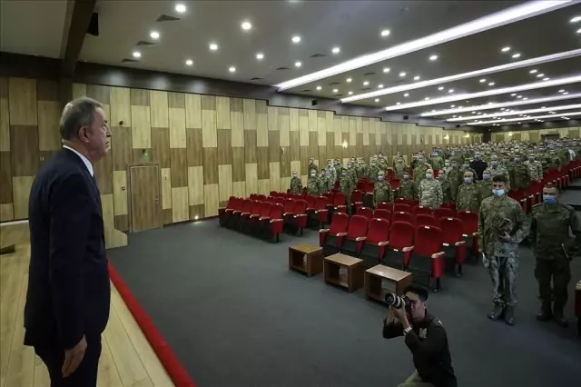 Milli Savunma Bakanı Akar Libya'daki Mehmetçik ile bir araya geldi Milli Savunma Bakanı Akar Libya'daki Mehmetçik ile bir araya geldi