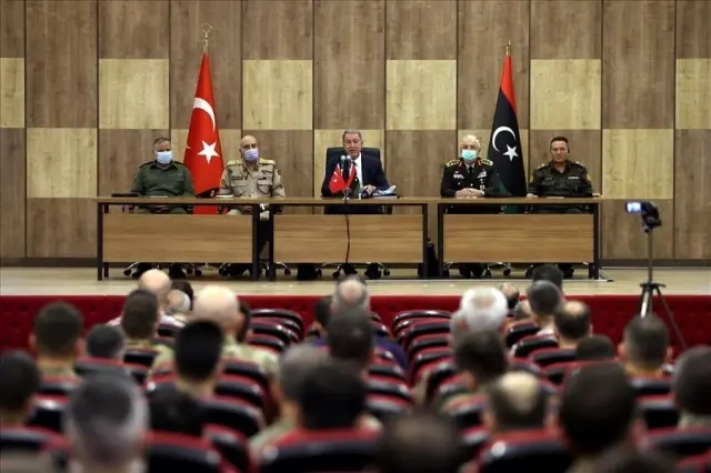 Milli Savunma Bakanı Akar Libya'daki Mehmetçik ile bir araya geldi Milli Savunma Bakanı Akar Libya'daki Mehmetçik ile bir araya geldi