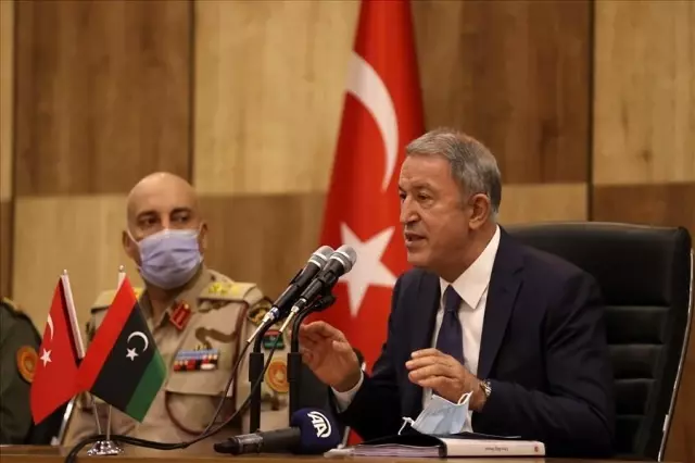 Milli Savunma Bakanı Akar Libya'daki Mehmetçik ile bir araya geldi Milli Savunma Bakanı Akar Libya'daki Mehmetçik ile bir araya geldi