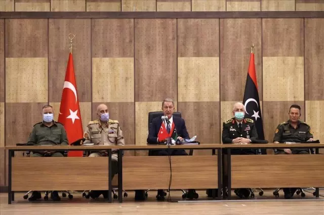 Milli Savunma Bakanı Akar Libya'daki Mehmetçik ile bir araya geldi Milli Savunma Bakanı Akar Libya'daki Mehmetçik ile bir araya geldi