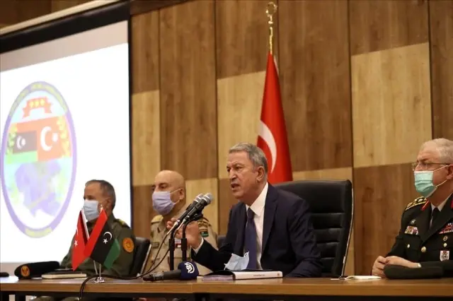Milli Savunma Bakanı Akar Libya'daki Mehmetçik ile bir araya geldi Milli Savunma Bakanı Akar Libya'daki Mehmetçik ile bir araya geldi